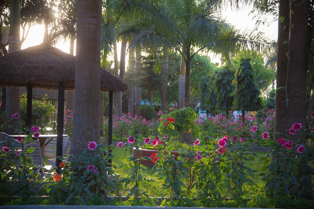 סאורהה Chitwan Adventure Resort מראה חיצוני תמונה