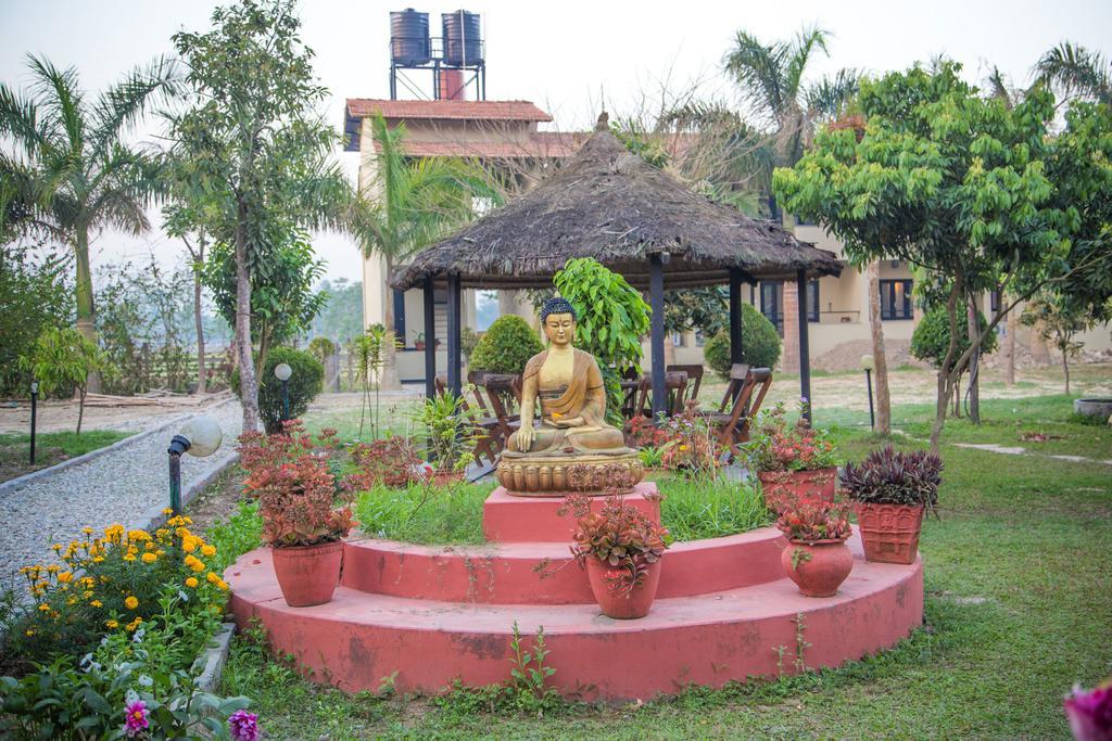 סאורהה Chitwan Adventure Resort מראה חיצוני תמונה