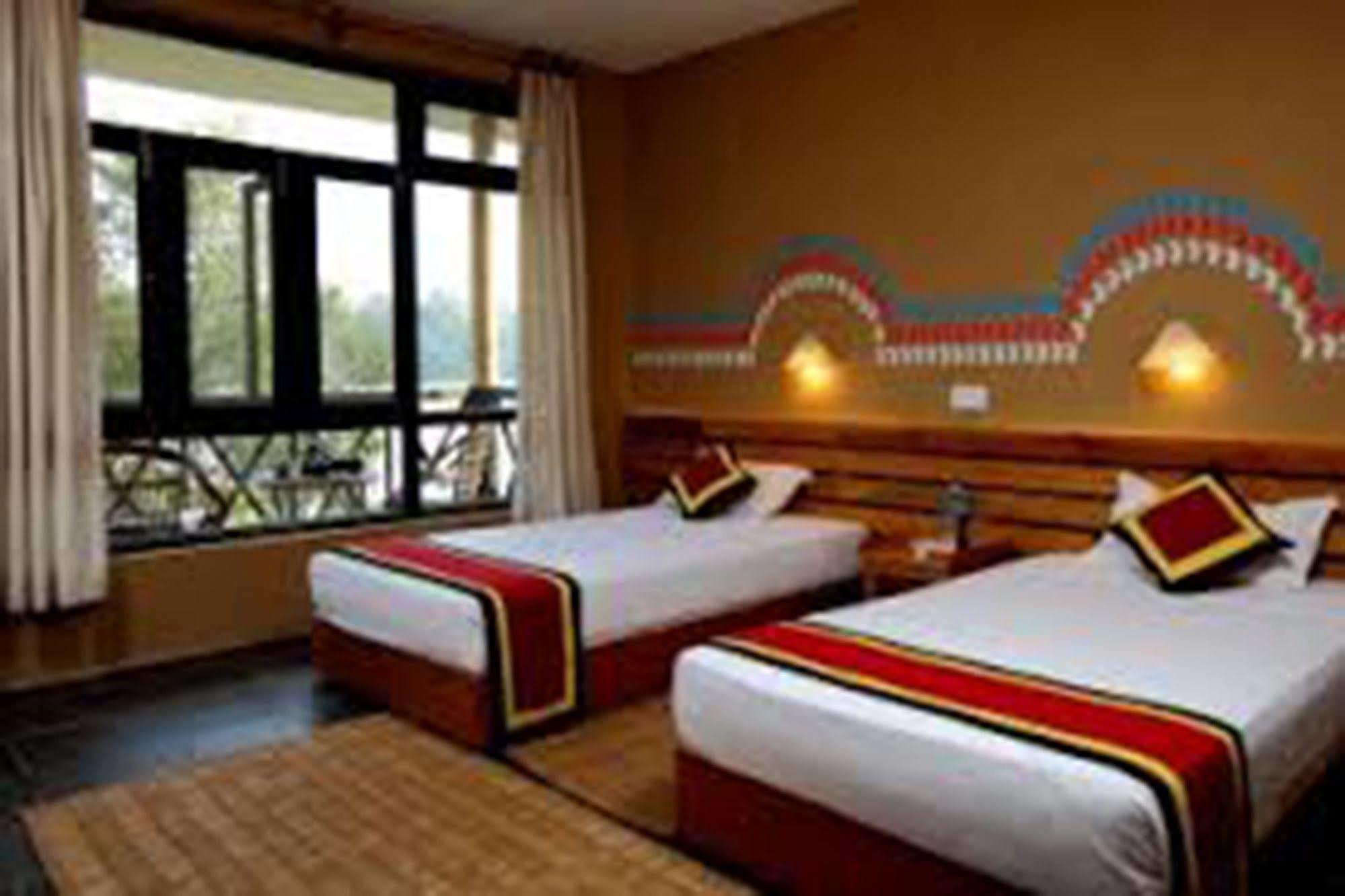 סאורהה Chitwan Adventure Resort מראה חיצוני תמונה