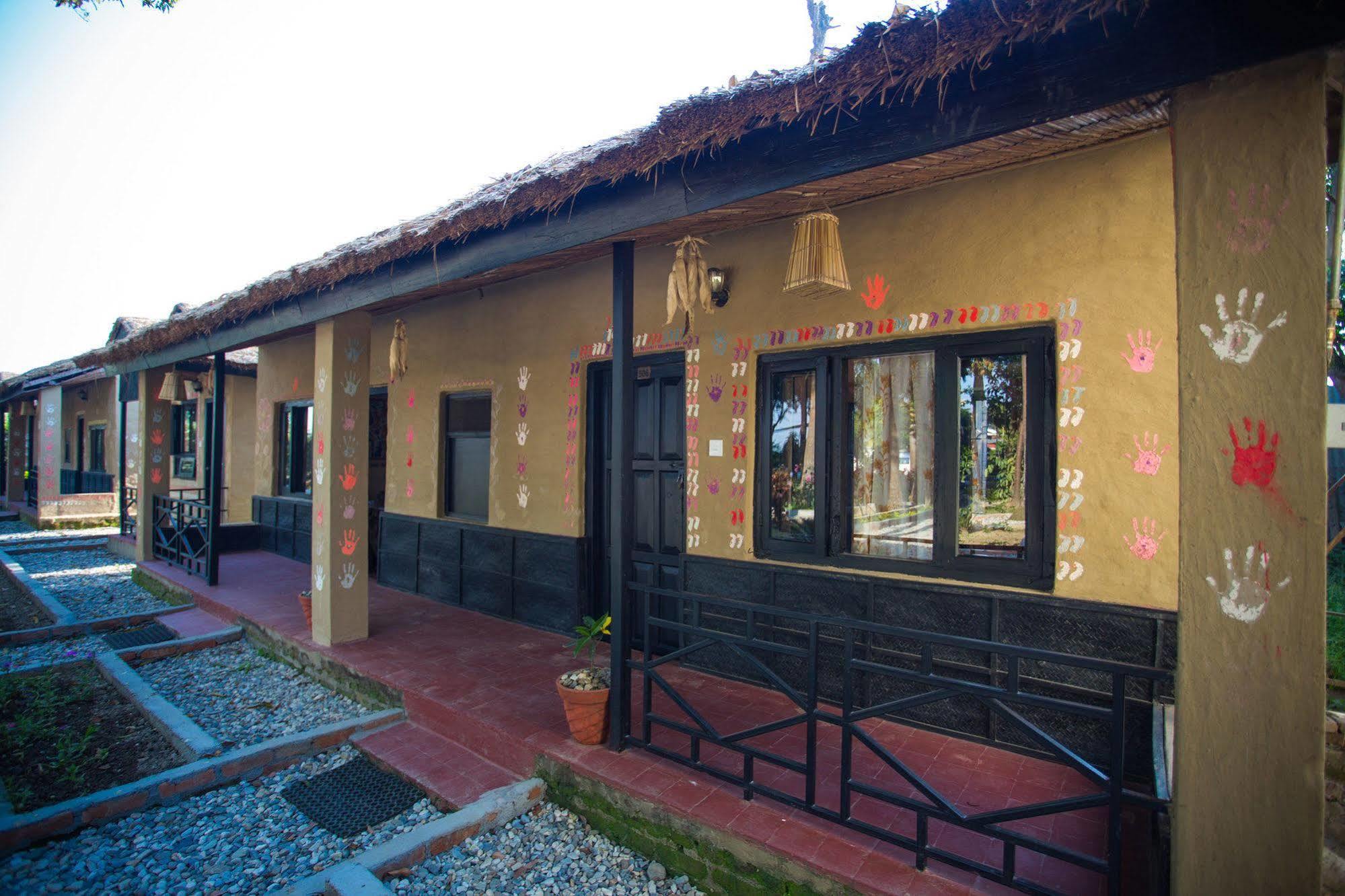 סאורהה Chitwan Adventure Resort מראה חיצוני תמונה