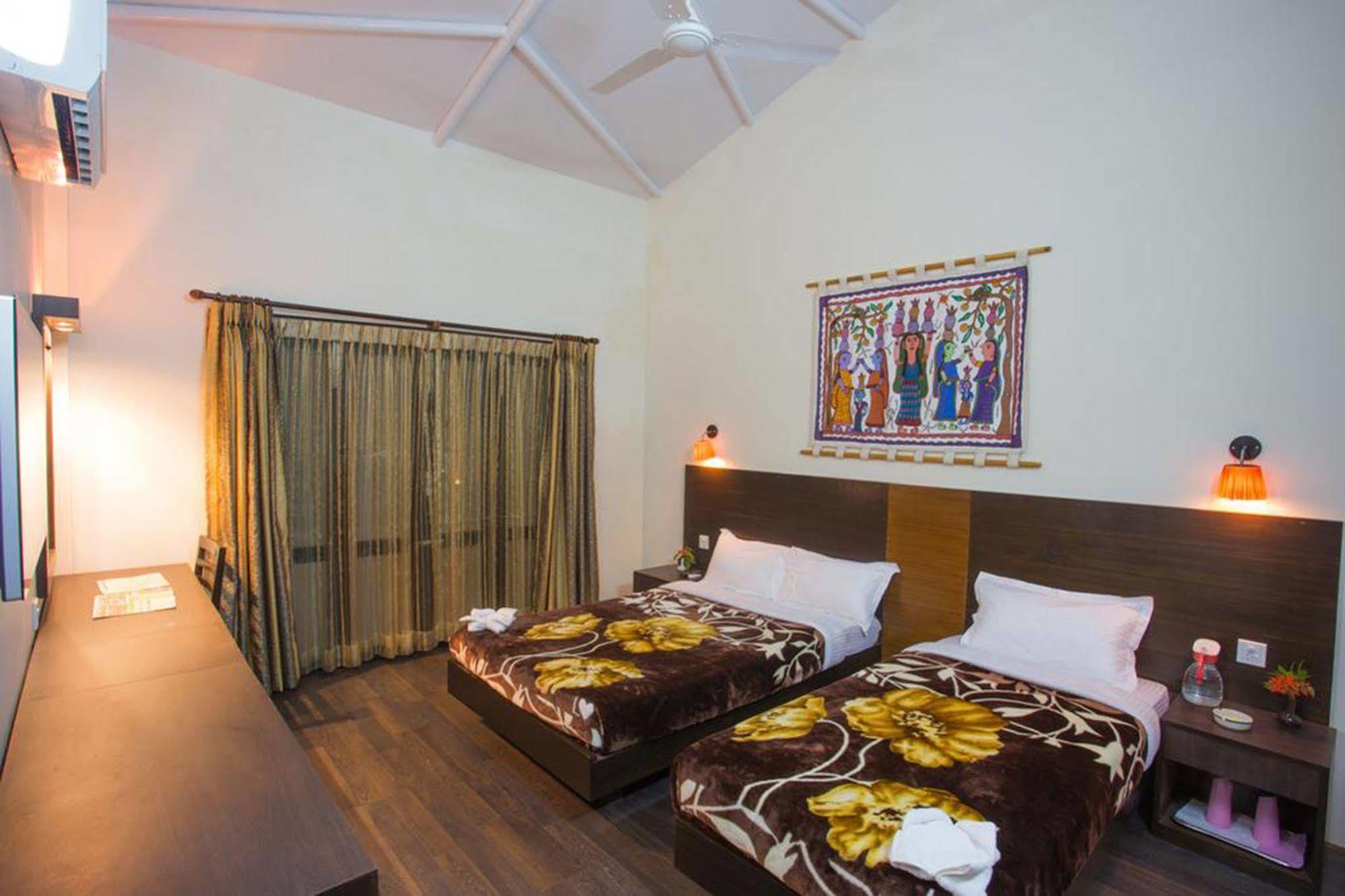 סאורהה Chitwan Adventure Resort מראה חיצוני תמונה