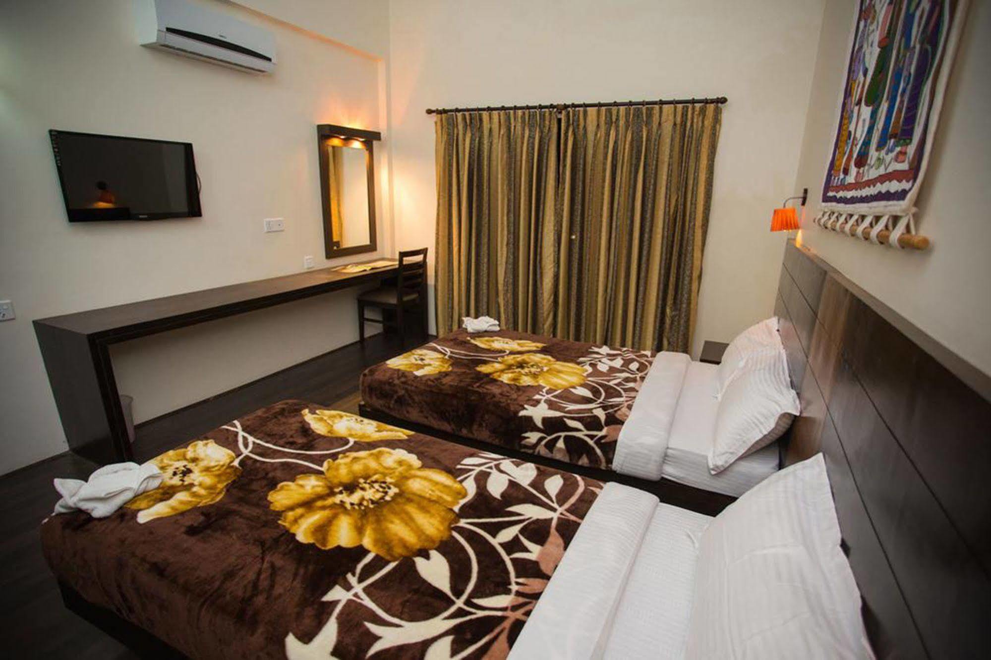 סאורהה Chitwan Adventure Resort מראה חיצוני תמונה