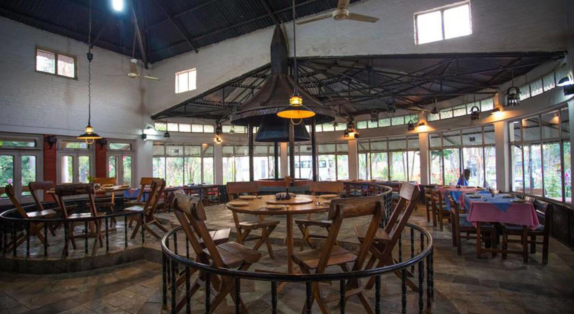 סאורהה Chitwan Adventure Resort מראה חיצוני תמונה