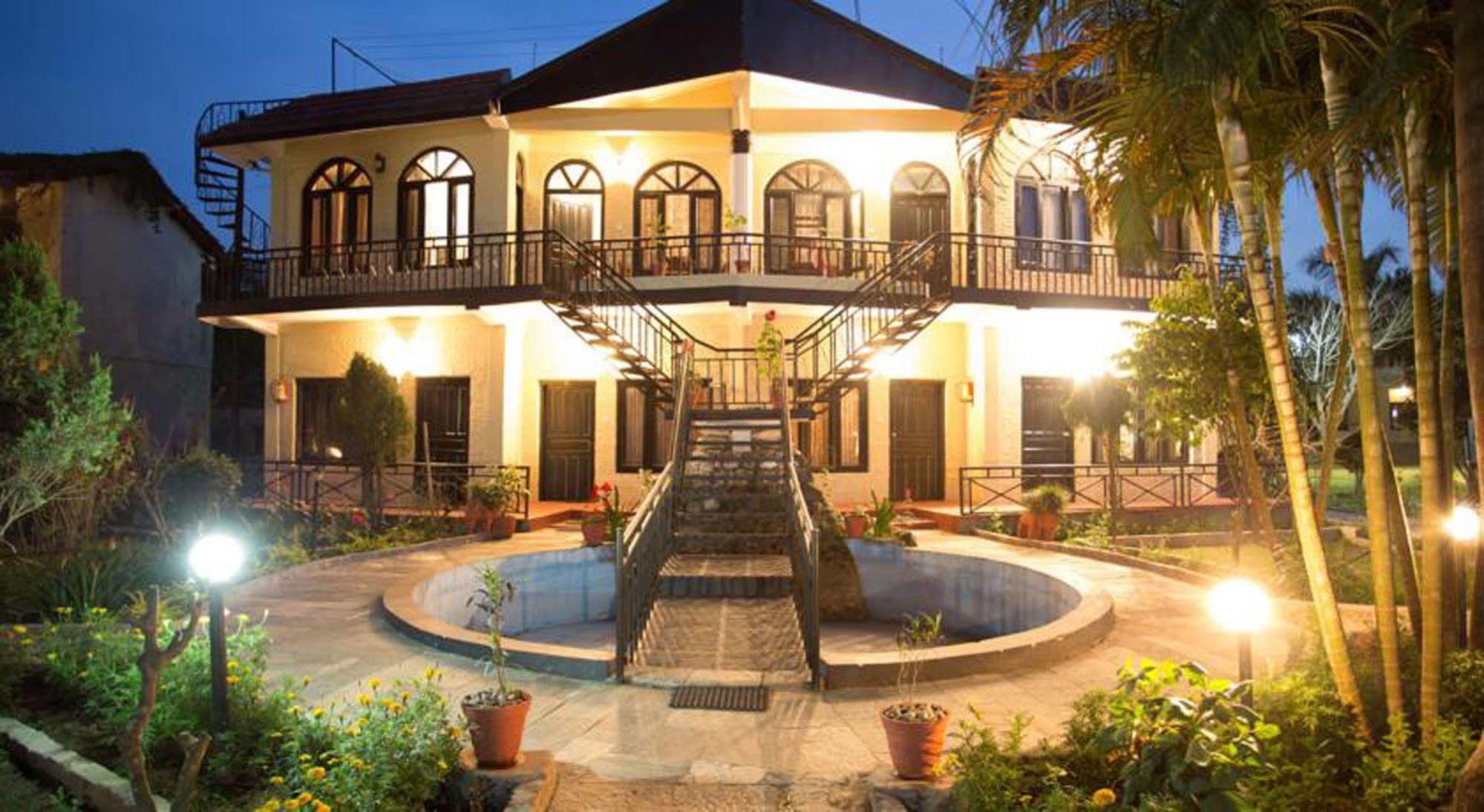 סאורהה Chitwan Adventure Resort מראה חיצוני תמונה